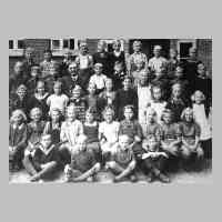 050-0001 Klassenbild der Volksschule Tapiau 1941-42. Die dritte Klasse mit ihrem Lehrer Krueger. 10 Kinder sind aus dem Dorf Koddien..jpg